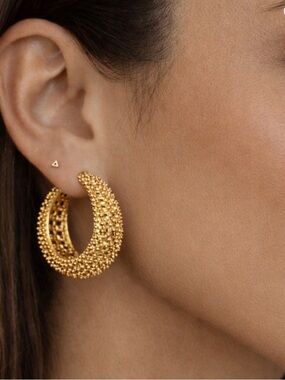 Bold 40s/50s VTG DESIGNER JUDITH MCCANN GOLD TONE HOOP EARRINGS, TEXTURED